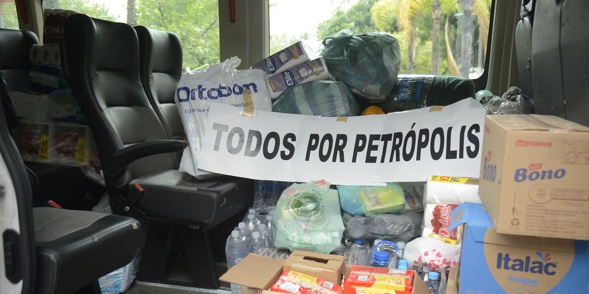 Doações chegam a todo momento em carros, ônibus e caminhões (Tomaz Silva/Agência Brasil)