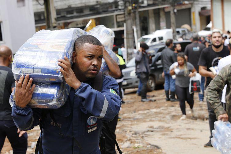 Voluntários organizam distribuição de donativos em solidariedade às vítimas e desabrigados das chuvas em Petrópolis, na comunidade 24 de Maio (Fernando Frazão/Agência Brasil)