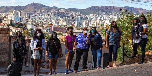 Equipe de colaboradoras do "Cê Viu Isso" na Pedreira Prado Lopes (Foto: "Cê Viu Isso?"/ Divulgação)