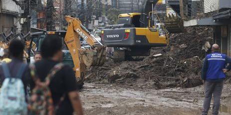 Trabalhos de desobstrução na Rua Teresa, bloqueada pela lama acumulada de deslizamentos de terra durante chuvas em Petrópolis (Fernando Frazão/Agência Brasil)