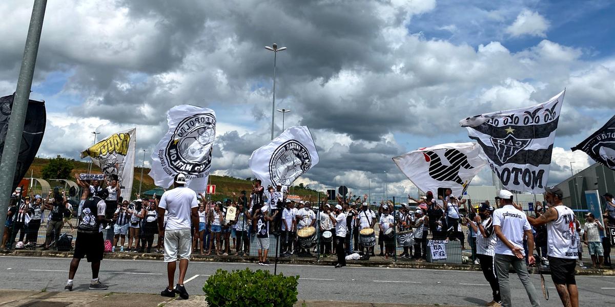 Torcedores do Galo foram ao Aeroporto Internacional de Belo Horizonte, em Confins, neste sábado (19) (Divulgação/Atlético)
