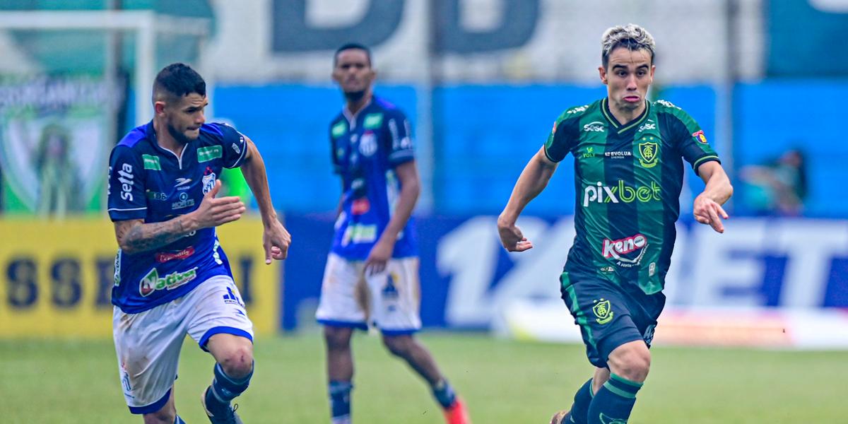 O Coelho, do volante Zé Ricardo, agora torce contra a Caldense para permanecer no G-4 do Estadual (Mourão Panda / América)