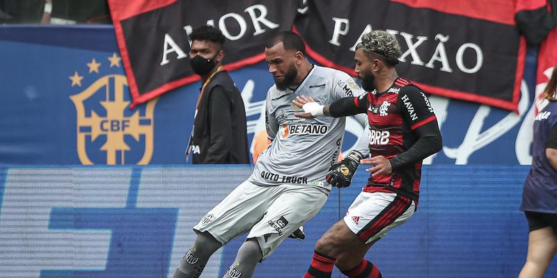Everson perdeu sua própria cobrança, mas defendeu três pênaltis de jogadores do Flamengo na Supercopa (Pedro Souza / Atlético)