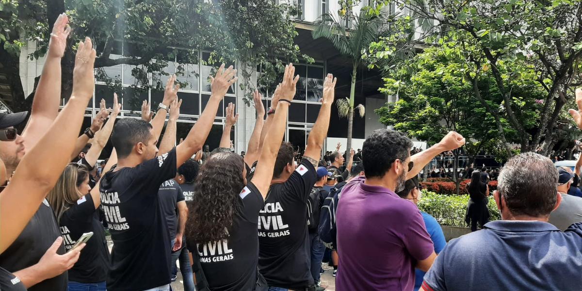 Policiais civis estão entre os servidores que protestam por recomposição salarial em Minas (Bernardo Estillac)