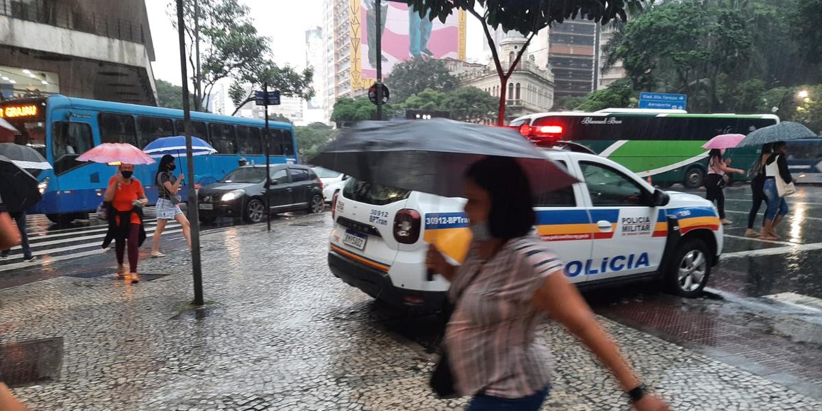 Quem passa pelo centro da capital sofre com a chuva e com o trânsito impedido pela manifestação das forças de segurança (Bernardo Estillac / Hoje em Dia)