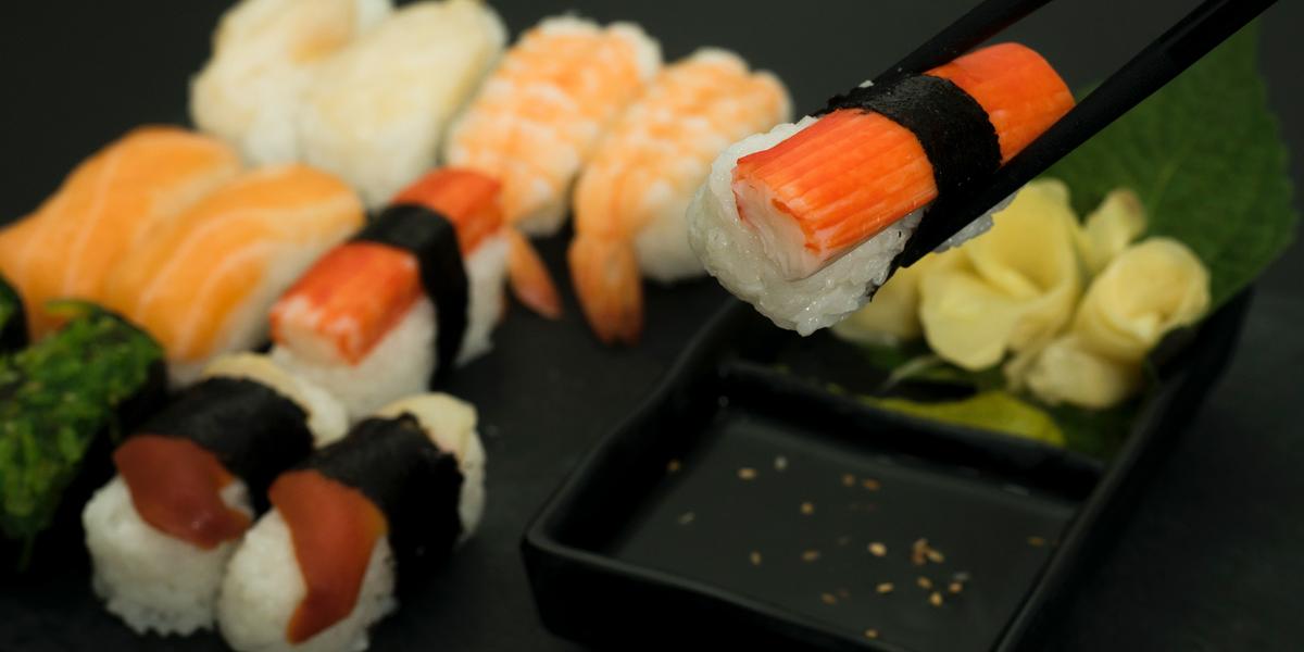 Comida japonesa é uma das opções do 'Lounge Oeste' (Pexels / Divulgação)