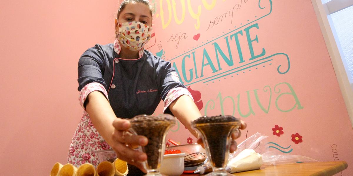 FILÃO – A empreendedora Janaína Cotes se profissionalizou investindo em cursos de gestão e produção de doces e chocolates (Maurício Vieira)