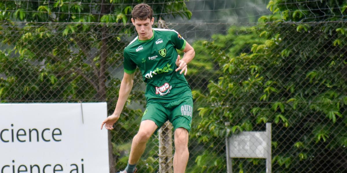 O zagueiro argentino cumpriu suspensão na estreia do Coelho na Copa Libertadores (João Zebral / América)