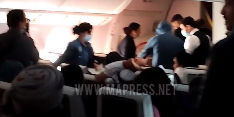 Passageiro tem ataque histérico em voo da Qatar Airways, tenta abrir porta do avião, mas é contido por lutador de jiu-jitsu (YouTube / MAPRESS TV / Reprodução)
