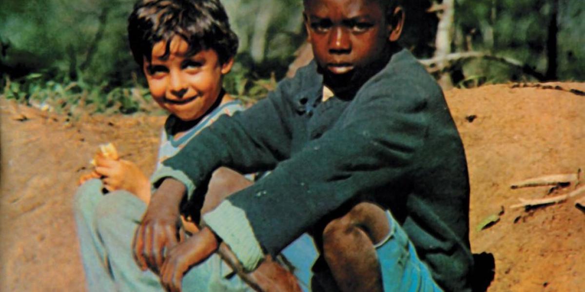 A capa do disco coloca em destaque Cacau e Tonho, dois meninos da zona rural de Nova Friburgo (REPRODUÇÃO)