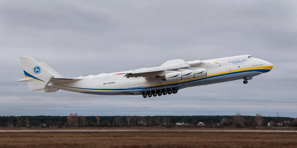 Apesar da invasão russa ao aeroporto em Hostomel, na Ucrânia, avião Antonov AN-225 Mriya, o maior do mundo, não sofreu danos (Facebook / antonov.company / Reprodução)