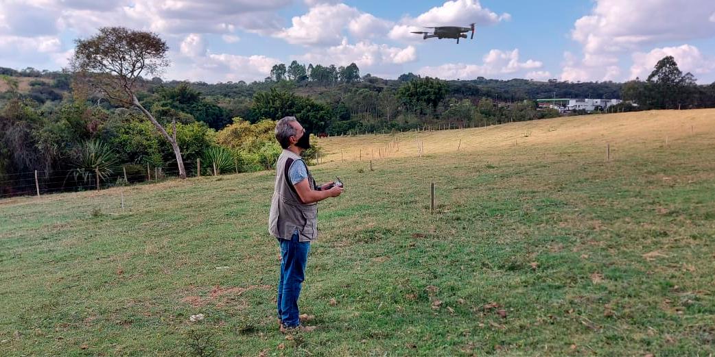 O instrutor Marco Alziro, da Faemg, opera um equipamento de drone (Faemg/Divulgação)