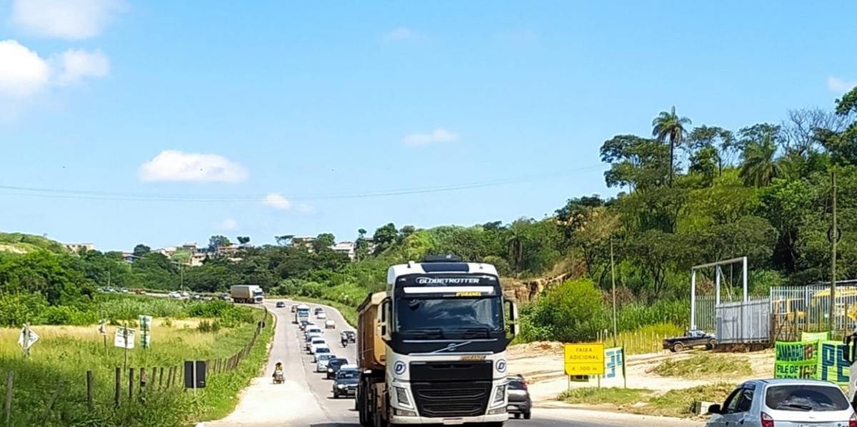 Fila de veículos causa lentidão na BR 381, no km 455, neste sábado, 26 (Divulgação/PRFMG)