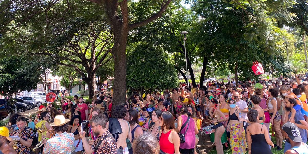 Grupo de pessoas se reúne na Praça Duque de Caxias, no famoso bairro Santa Tereza, neste sábado para pular Carnaval (Marina Proton)