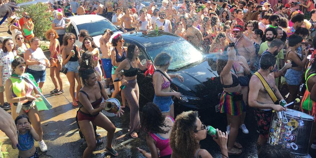Foliões tomam a Quimberlita, no bairro Santa Tereza, para curtir Carnaval em BH (Maurício Vieira)