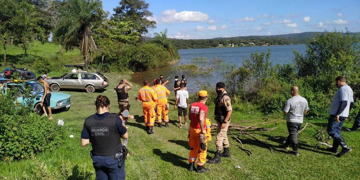 Bombeiros e policiais em ação de busca pelo corpo da vítima (Foto: Corpo de Bombeiros/ Divulgação)