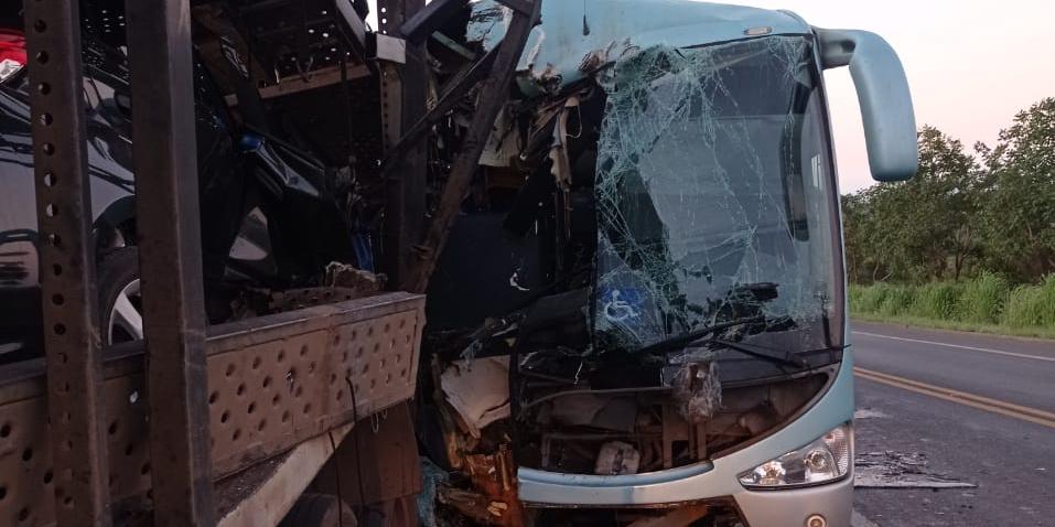 Ônibus fica com a frente destruída após se chocar com carreta cegonha (Foto: Corpo de Bombeiros/ Divulgação)