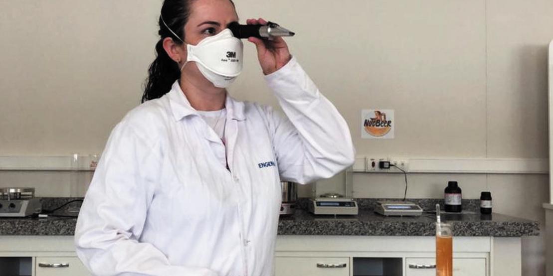 ONDE E QUEM – Pesquisa sobre resíduos da produção de cerveja é feita no Departamento de Engenharia da Ufla pela professora Natália Oliveira (Divulgação)