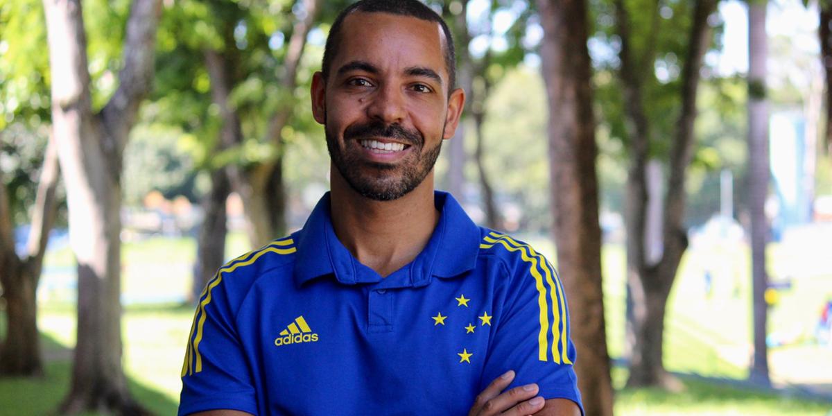 Felipe Freitas chega ao centro de treinamento do Cruzeiro nesta segunda-feira (28). (Divulgação/Twitter Cruzeiro)
