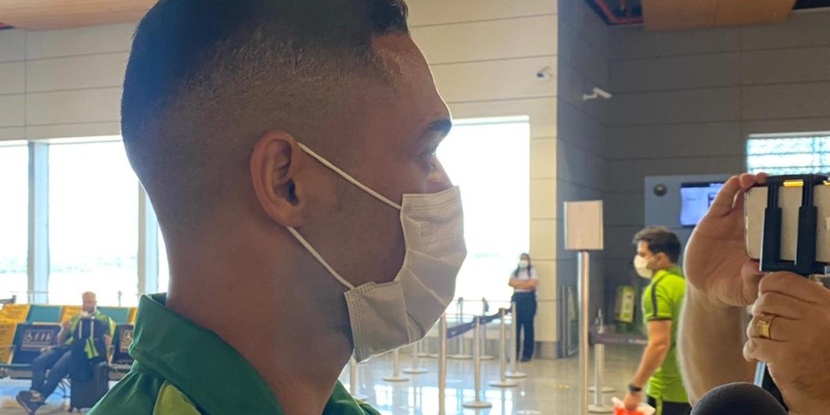 Preste a embarcar para Assunção, o zagueiro Éder demonstrou otimismo em relação ao jogo contra o Guaraní-PAR. (Lucas Borges)