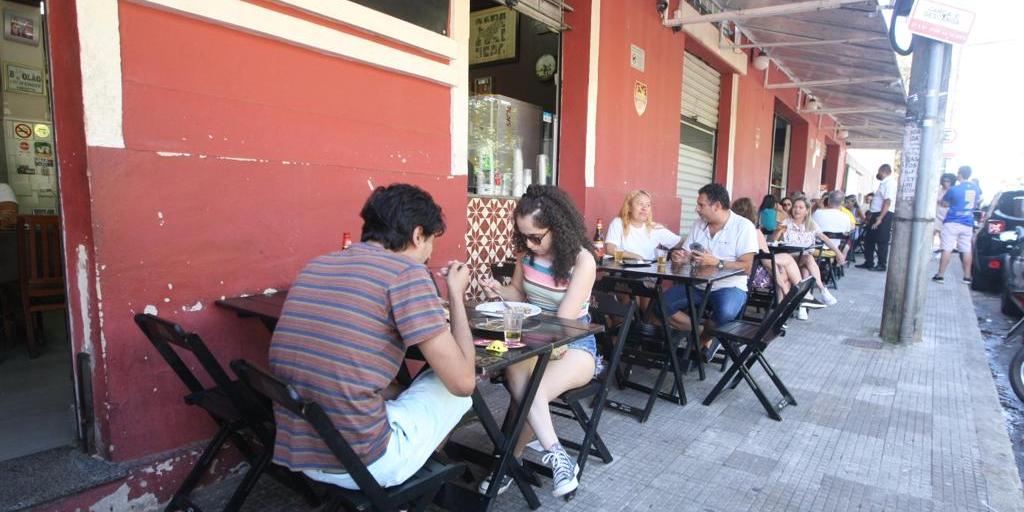 Sem bloco na rua, bares ficam cheios em Santa Tereza (Maurício Vieira / Hoje em Dia)