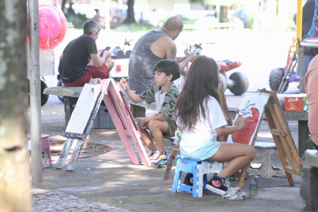 Crianças aproveitaram para brincar e pintar na praça Duque de Caxias, no Santa Tereza (Maurício Vieira / Hoje em Dia)