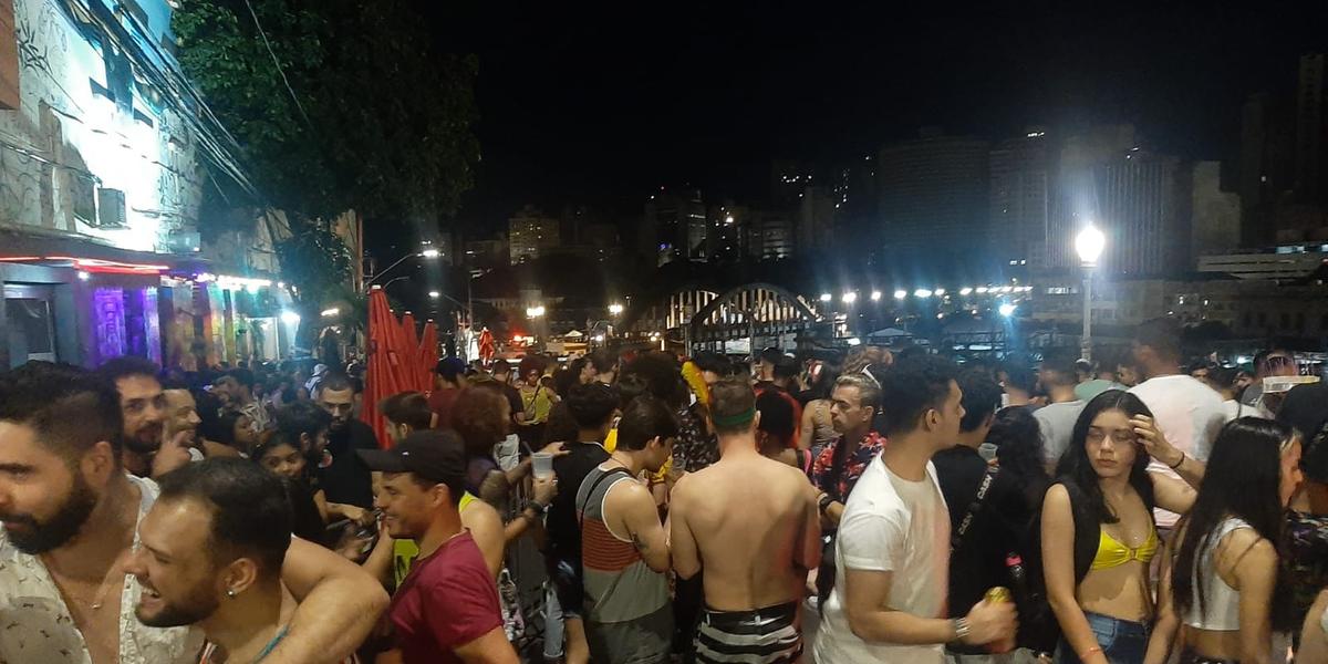 Rua Sapucaí tinha movimento intenso nos bares na noite desta segunda (28) (Bernardo Estillac / Hoje em Dia)