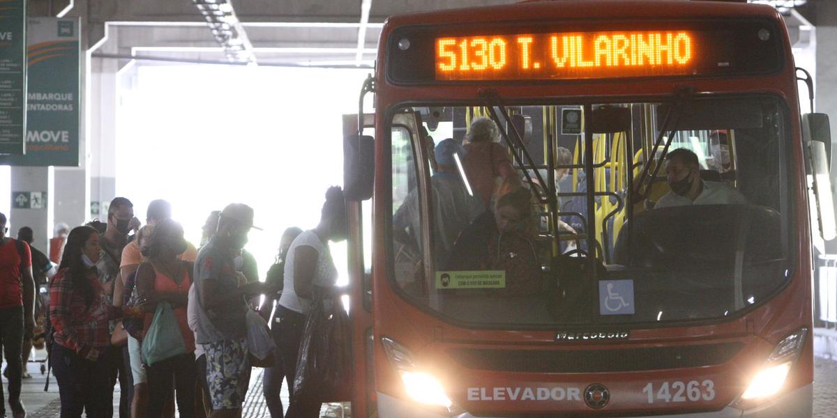 Passageiros fizeram fila e se aglomeraram em ônibus lotados no Carnaval (Foto: Lucas Prates)