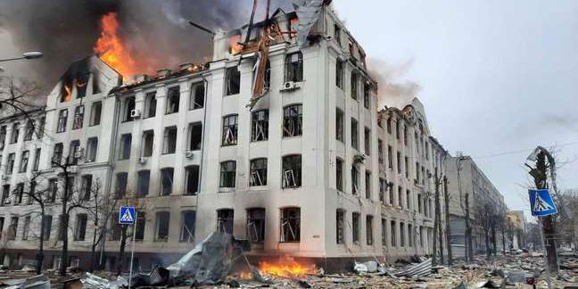 Incêndio no departamento regional de polícia de Kharkiv após bombardeio nesta quarta-feira (Ukraine Emergency Ministry)