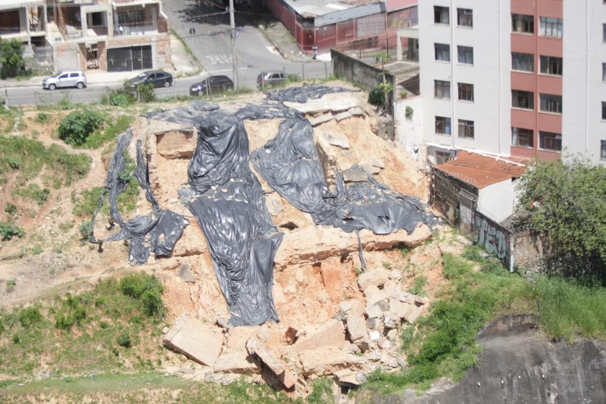 Pedra que se desprendeu ameaçava também residências vizinhas (Fernando Michel/Arquivo)