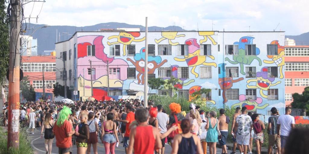 Foliões se aglomeram sem máscara nas ruas de BH (Foto: Maurício Vieira/ Hoje em Dia)