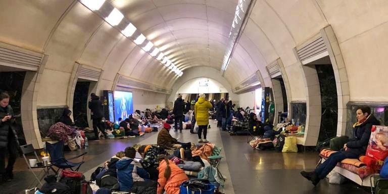 Com o início de uma nova etapa da guerra russo-ucraniana, as espaçosas instalações da estação de metrô Dorogozhychi em Kiev se transformaram em um abrigo antiaéreo, onde os moradores do distrito descem em caso de perigo. (Ministerio de Assuntos Internos da Ucrania/Divulgacao)