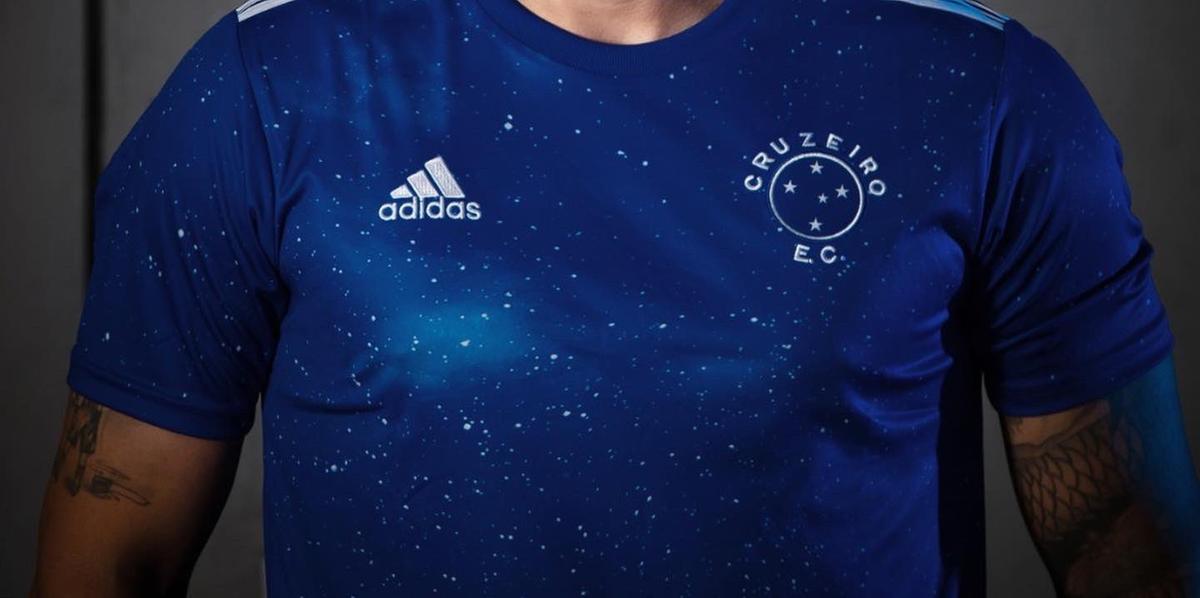 Centroavante Edu com o uniforme que será usado pelo time celeste nesta temporada (Divulgação/Cruzeiro)