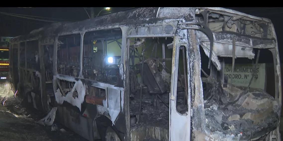 Foi o segundo ônibus posto em chamas em 24 horas na capital mineira (Reprodução/TV Globo)