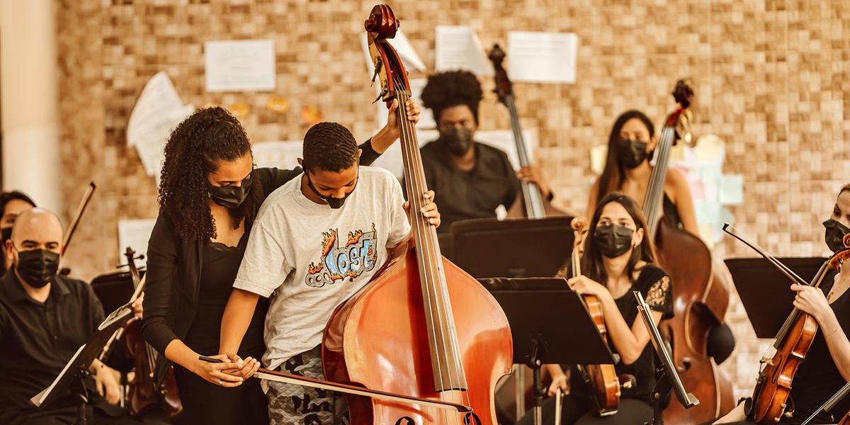 Alunos terão contato com instrumentos, partituras e todo universo da música clássica (Íris Zanetti/Dviulgação)