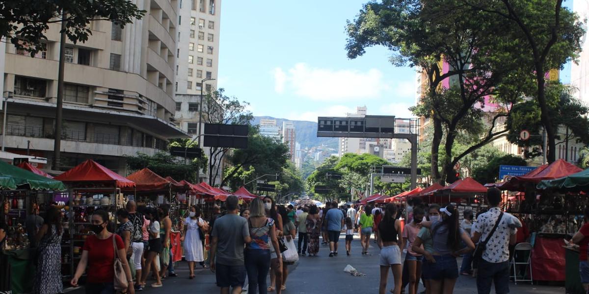 Feira Hippie teve movimento intenso e maior parte dos compradores usava máscara (Foto: Bernardo Estillac/ Hoje em Dia)