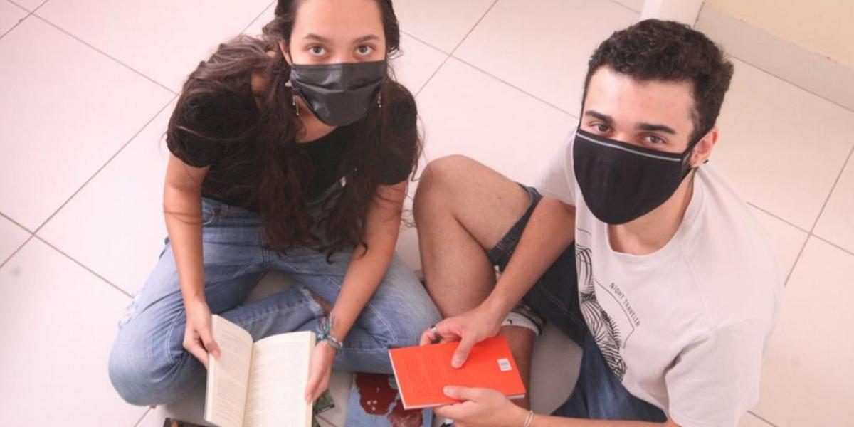 NEYDIELLE E MARKSON – Amigos dentro e fora da sala de aula compartilham o gosto pela boa leitura 