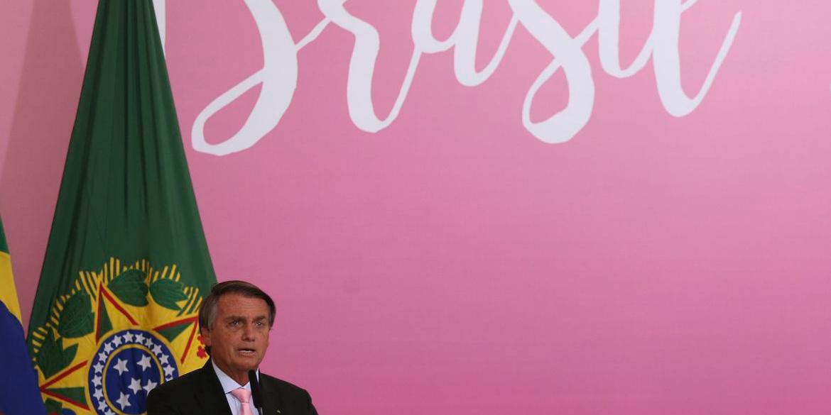 O presidente da República, Jair Bolsonaro, participa da solenidade de lançamento de uma série de iniciativas voltadas ao público feminino, no Dia Internacional da Mulher (Antonio Cruz/Agência Brasil)