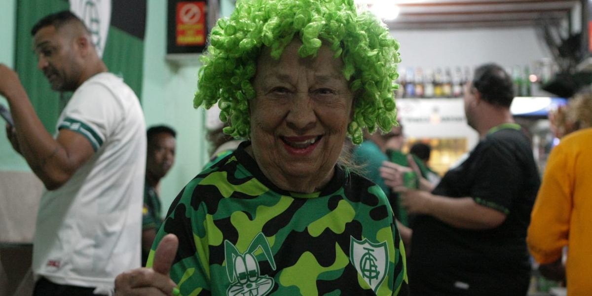 Dona Zuzu, torcedora símbolo do América, apoia a equipe em seu terceiro jogo na Libertadores (Fernando Michel)