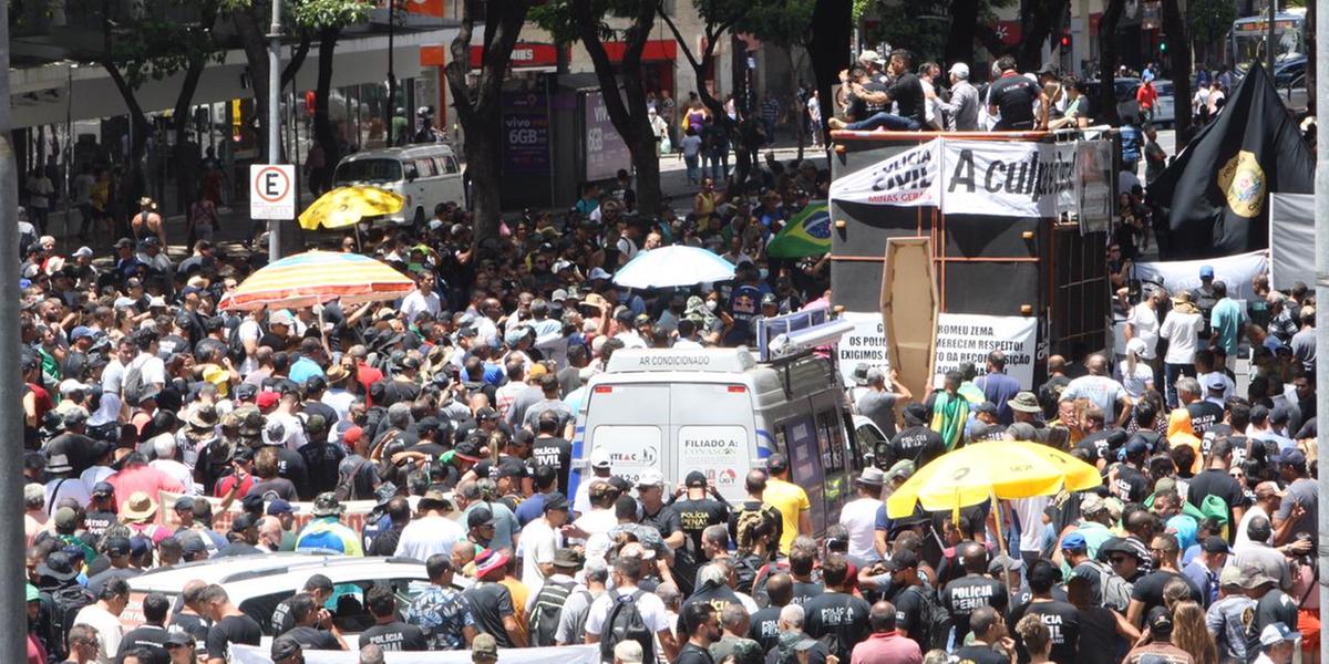 Manifestantes ocupam avenida Afonso Pena manhã desta quarta-feira (9) (Foto: Lucas Prates)
