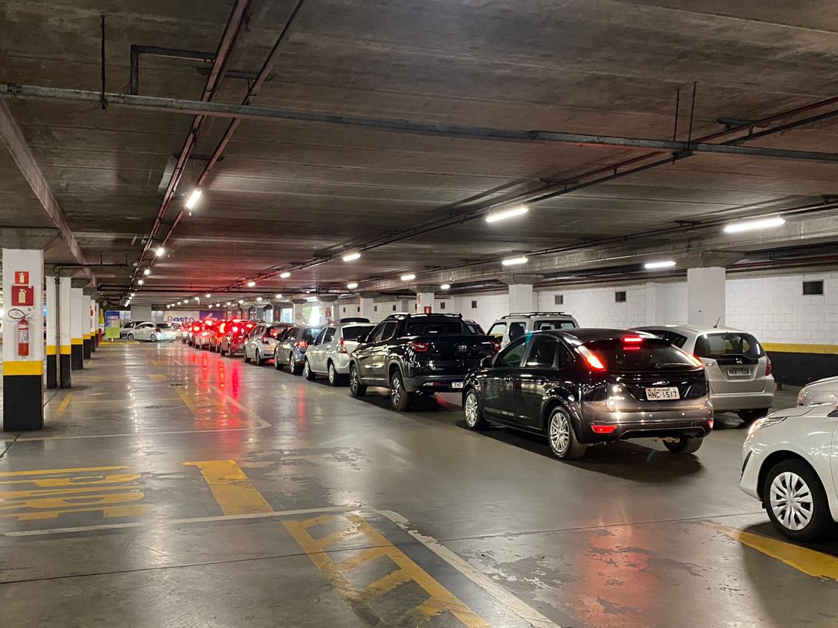 Aumento no preço da gasolina já provoca fila de veículos em posto de combustível da rede Carrefour, na região da Pampulha (Marina Proton)