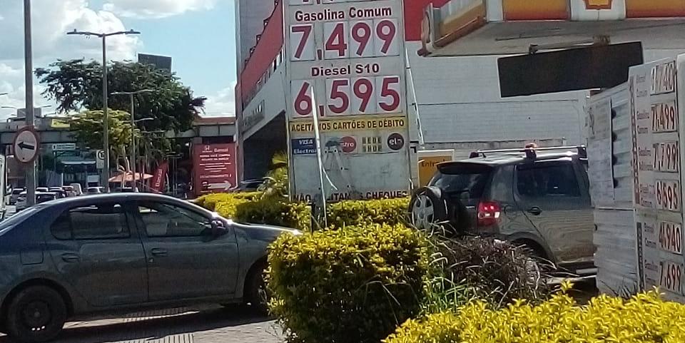 Postos de BH já estão com novos preços na gasolina (Hermano Chiodi)