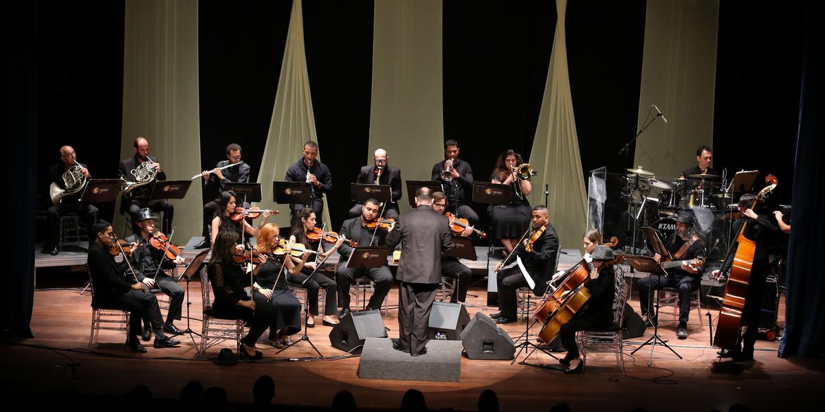Regida por Leonardo Cunha, orquestra apresentará músicas de Legião Urbana, Titãs, Skank e Jota Quest (Naiara Napoli/Divulgação)