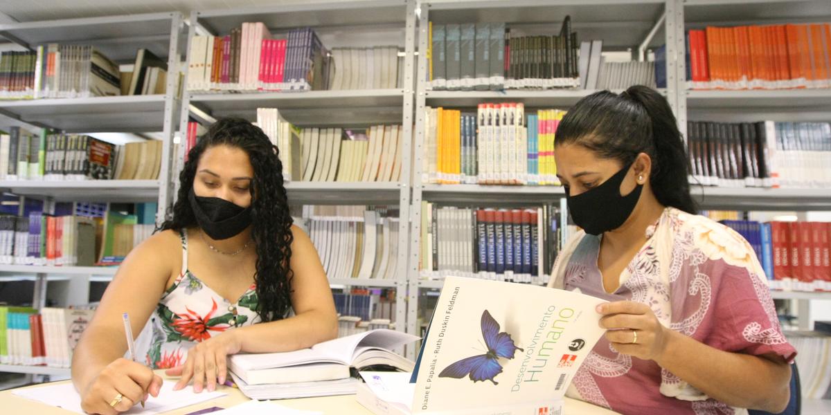 Com financiamento da própria instituição, Thaís e Daniela vão se formar este ano em Psicologia em uma faculdade de Belo Horizonte (Maurício Vieira)