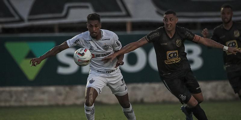 Fábio Gomes e Rafael Caldeira foram expulsos nos minutos finais da vitória do Atlético sobre o Democrata-GV (Pedro Souza / Atlético)
