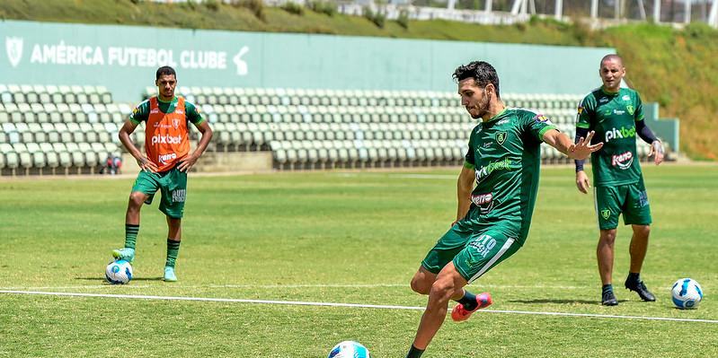 Na última atividade antes da viagem, os jogadores América treinaram cobranças de pênalti (Mourão Panda/América)