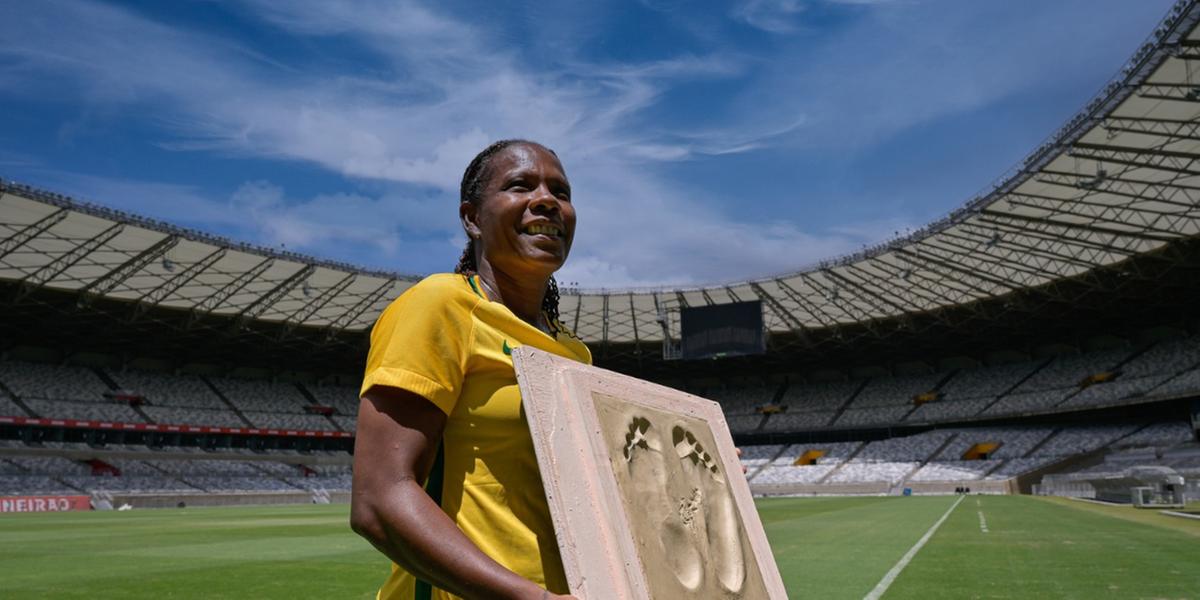 Formiga é a primeira mulher a ter as pegadas eternizadas no Mineirão. (Pedro Vilela/Agência i7/Mineirão)