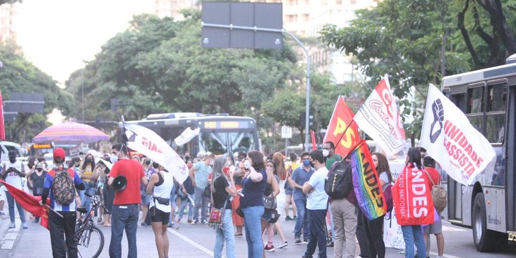 Professores da rede municipal de BH protestam em frente à prefeitura (Foto: Maurício Vieira/ Hoje em Dia)
