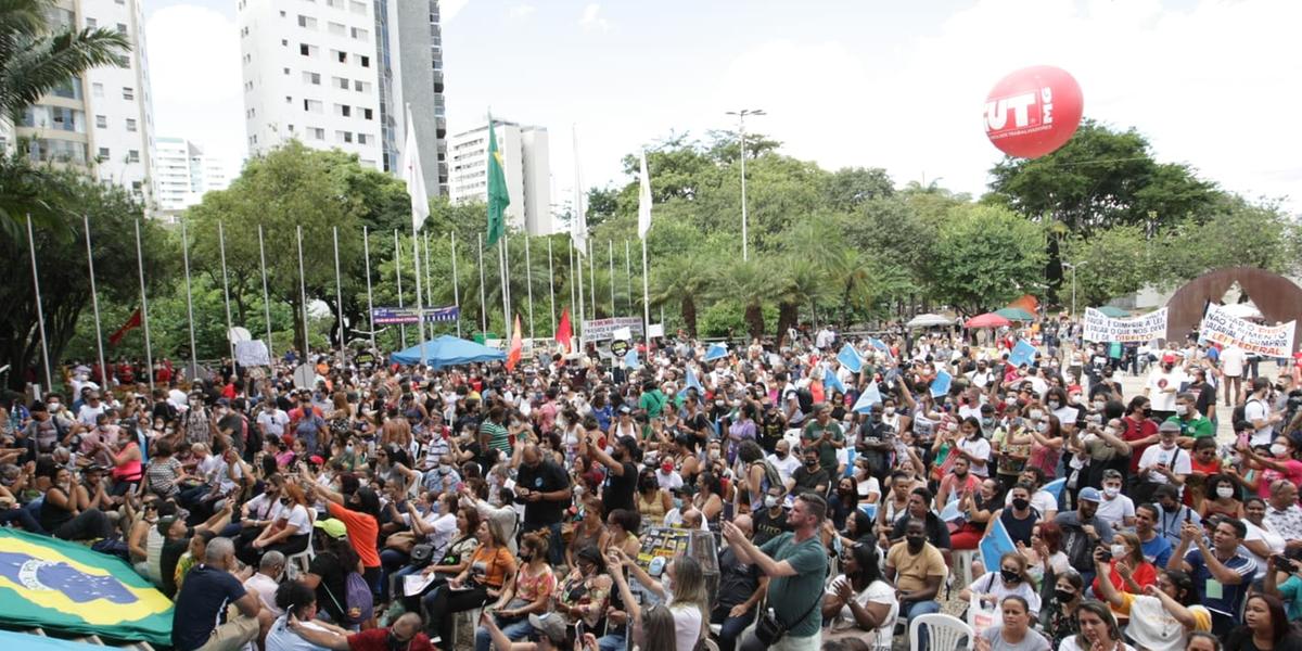 Manifestação de professores da rede estadual toma a Praça da Assembleia, em BH (Foto: Fernando Michel/ Hoje em Dia)
