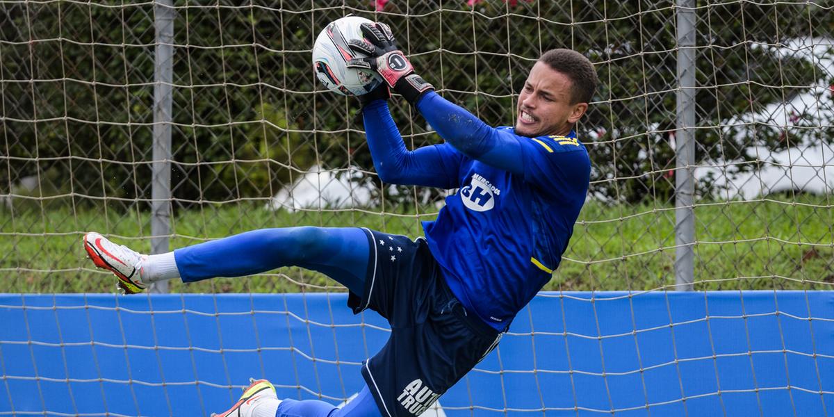 Aos 18 anos, o goleiro Ezequiel estreou pelo time principal da Raposa no confronto com o Patrocinense (Gustavo Aleixo/Cruzeiro)